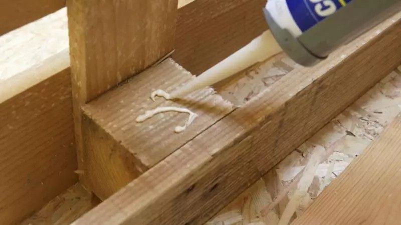 Pega la repisa al brazo del sofá con adhesivo de montaje