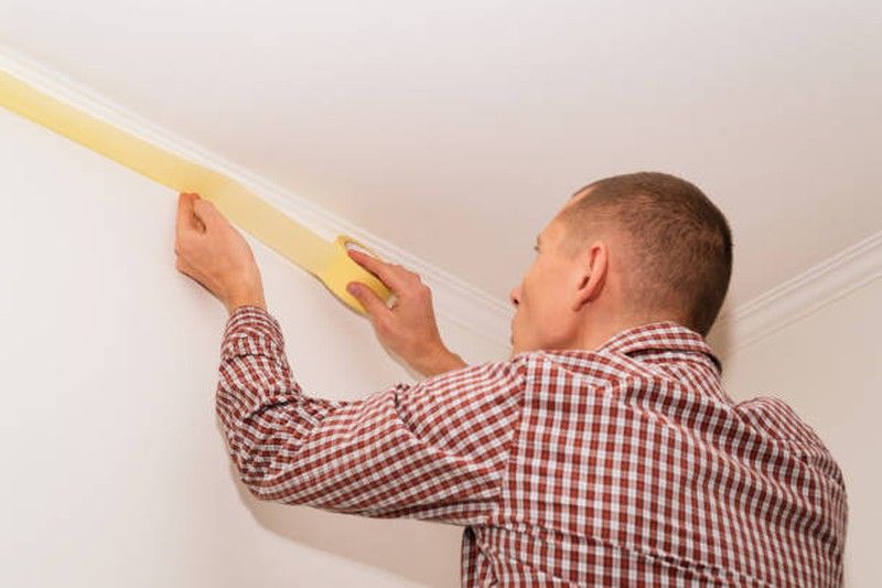 CUBRIR Y TAPAR ANTES DE EMPEZAR A PINTAR UNA PARED