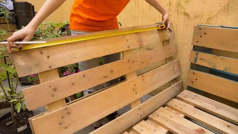 Marcamos el palet para hacer el brazo del sofá