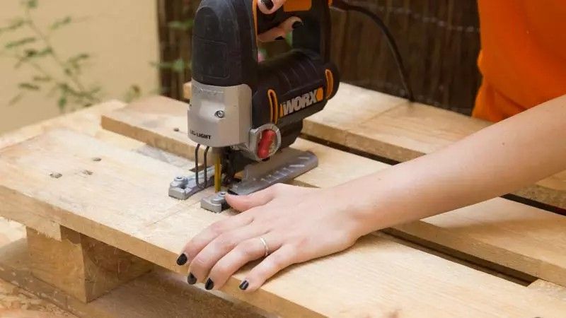 Cortamos el palet para hacer el brazo del sofá