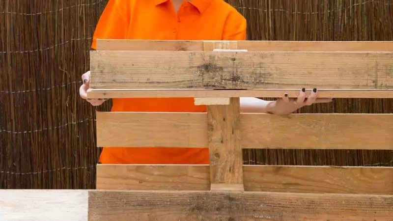 Crea una repisa con un listón sobrante para el brazo del sofá
