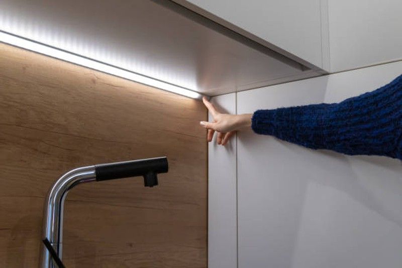 ¿Cómo instalar luces LED en muebles de cocina?